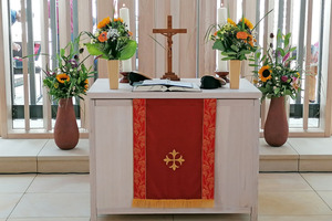  Die Lamellen bilden den Hintergrund für den Altar 