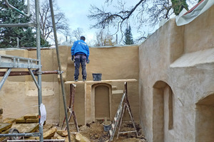  Die Bruchsteinwände des Hofes wurden ergänzt, Fensteröffnungen vermauert und die Wände verputzt und mit einem Kalkschlämmanstrich überzogen  