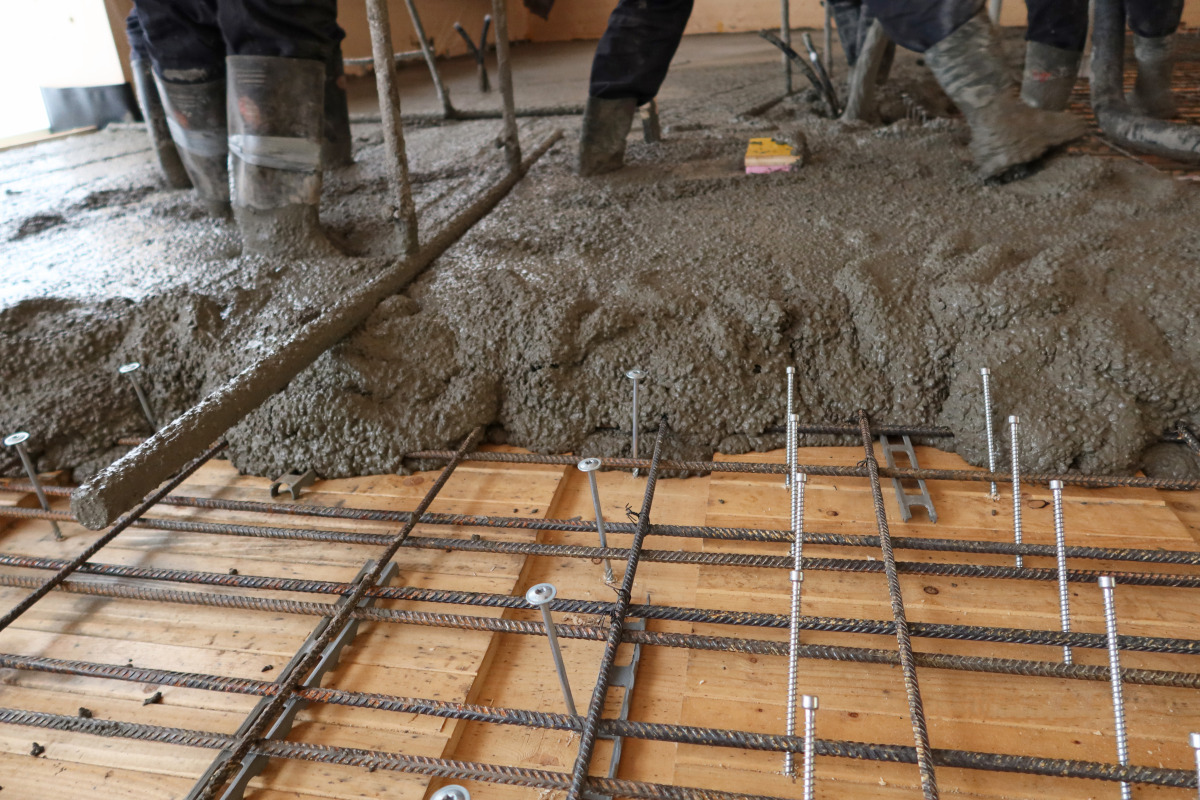 Holz-Beton-Verbunddecke, Vergießen des Betons