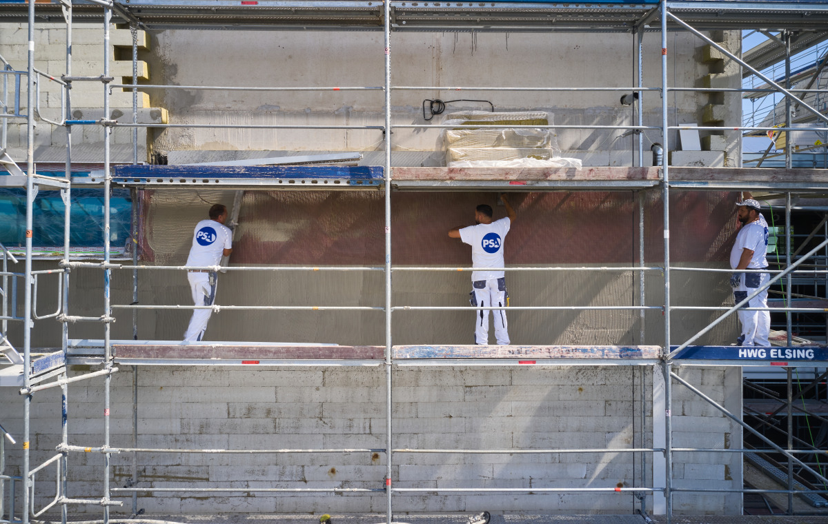 Die Fassade des Ceram.Stores in Kaarst wurde mit Mineralwolle-Platten gedämmt und anschließend armiert