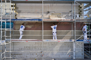  Die Fassade des Ceram.Stores in Kaarst wurde mit Mineralwolle-Platten gedämmt und anschließend armiert 