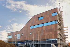  Die Fertigstellung des neue Ausstellungs- und Bürozentrum der Firma Fliesen Hüning im Gewerbegebiet „Kaarster Kreuz“ kurz vor Fertigstellung im Sommer dieses Jahres 