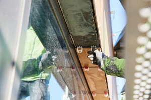  Die Fenster an der geneigten Fassade wurden durch einen Flüssigkunststoff abgedichtet. Außerdem kam eine Flächenabdichtung aus „weber Anschlussdicht“ zum Einsatz 