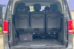  Die Ladefläche, auf der unterschiedliche Sitzvarianten in zwei Reihen möglich sind, kann im Kastenwagen mit Holz- beziehungsweise Kunststoffboden ausgestattet werden 