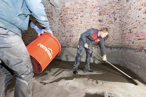  Aufbringen der mineralischen Dichtschlämme auf dem Kellerboden - Remmers 