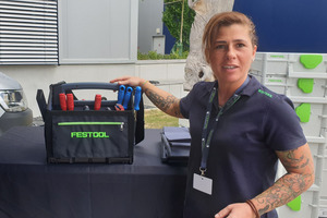  Eine Mitarbeiterin präsentiert den neuen Werkzeugkoffer, der mit dem Systainer kompatibel ist 