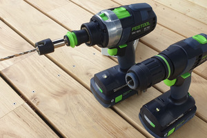  Zwei Festool-Akkuschrauber mit Bohrer und Senkkopf. Vorne der „TXS 18“ mit einem speziellen Aufsatz für flächenbündiges Schrauben, geeignet zum Beispiel für die Terrassen-montage  