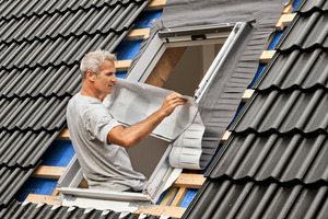  Die Anschlussschürze wird im eingerollten Zustand geliefert und bei der Montage zunächst auch so über dem Fenster fixiert 