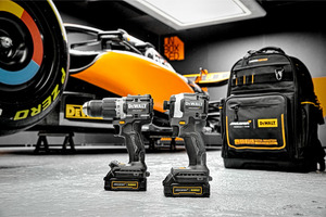  Die neue „Dewalt-McLaren-F1-Edition“ umfasst einen 18-V-Akku-Schlagbohrschrauber und einen 18-V-Akku-Schlagschrauber im exklusiven, schwarzen Design von Dewalt. Einen der beiden Schrauber können Sie jetzt beim dach+holzbau-Gewinnspiel gewinnen 