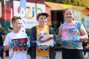  Conner Loß, Eric Heinrich und Lana Adam (v. l., alle 11 Jahre) sind stolz auf ihre selbst gesprayten Kunstwerke. 