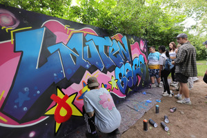  Die Coaches von „SalutDeluxe“ begeisterten die Kids mit Graffiti-Kunst. 