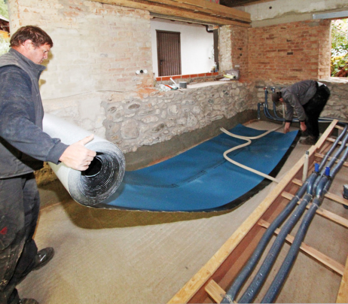 Eine Wanne voller Dämmstoff Folienabdichtung unter Dämmung in einem 400  Jahre alten Haus in Simonswald - Bauhandwerk