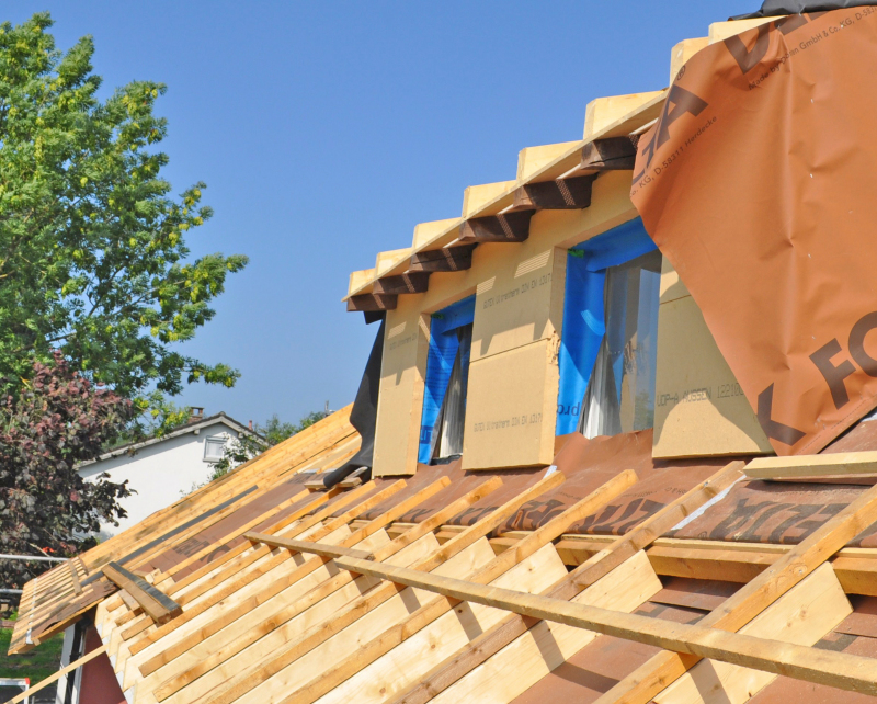 Holzfasern an Dach und Mauerwerk - Bauhandwerk