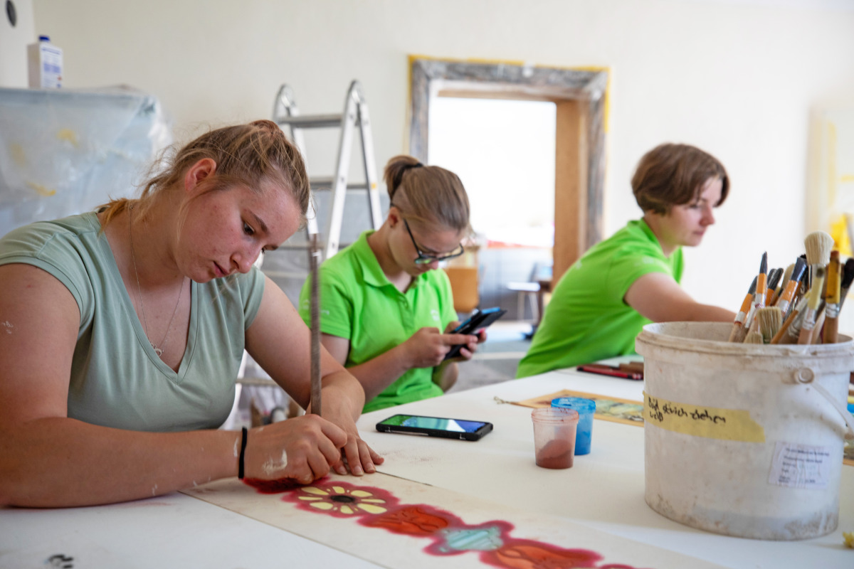 Bürsten, Streichen, Spachteln, Schablonieren ? die jungen Handwerkerinnen und Handwerker konnten viele für sie völlig neue Techniken in alten Gemäuern erlernen