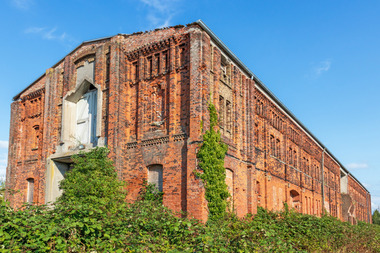 Die vielen Jahrzehnten des Leerstandes und der nur sporadischen Nutzung war aus dem ehemaligen Zollspeicher in Emden eine Industrieruine geworden