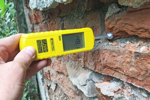  Elektrische Feuchtemessgeräte erlauben es sich sehr schnell über den Feuchtegehalt des Mauerwerks zu informieren und die Stellen zu lokalisieren, die für eine Probeentnahme geeignet scheinen 