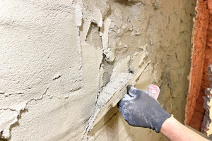  Auf belastete Kellerwände trugen die Handwerker den Porengrundputz „SP Levell“ auf      