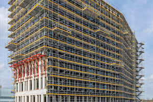  Hingucker: Eine Besonderheit bei den Bürotürmen in Ulm stellen die stirnseitig angebrachten Konsollagen auf Höhe der dritten Obergeschosse sowie versetzt angeordnete Absetzbühnen innerhalb des Fassadengerüsts dar 