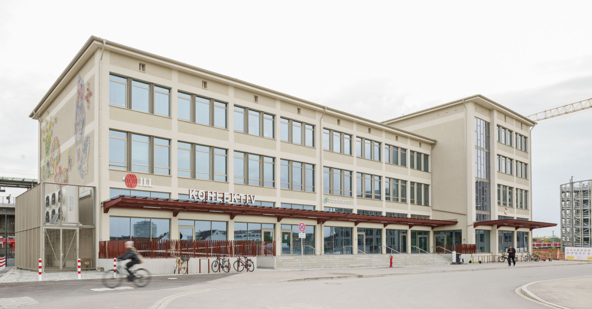 Die Tragstruktur der Stahlbeton-Skelettbaus der ehemaligen Hauptverwaltung des Güterbahnhofs Nürnberg ist auch nach Umbau und Sanierung an der Fassade ablesbar