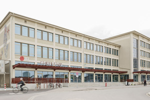  Die Tragstruktur der Stahlbeton-Skelettbaus der ehemaligen Hauptverwaltung des Güterbahnhofs Nürnberg ist auch nach Umbau und Sanierung an der Fassade ablesbar 