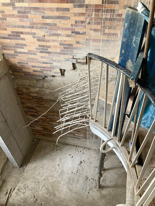 Die bestehende Treppe vom Erd- in das Untergeschoss musste komplett abgerissen und neu aufgebaut werden