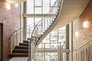  Die bauzeitliche, sehr ästhetische, halbgewendelte Treppe mit halbrundem Podest konnte erhalten werden. Ihr Geländer wurde an die gültigen Sicherheitsvorgaben angepasst 