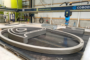  Druck der Dachschalung und Attika. Die Technik bei der Röser GmbH in Laupheim stammt von Technologieführern aus dem Betonbau ? der 3D-Drucker ist eine Kooperation von Cobod und Peri 