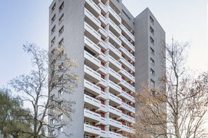  Energetisch und optisch saniert: Fassade eines elfgeschossigen Wohnbaus in Wiesbaden 