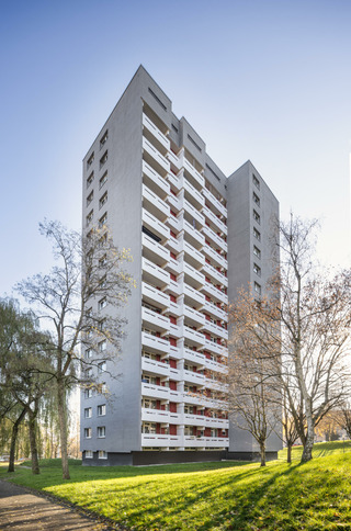 Energetisch und optisch saniert: Fassade eines elfgeschossigen Wohnbaus in Wiesbaden
