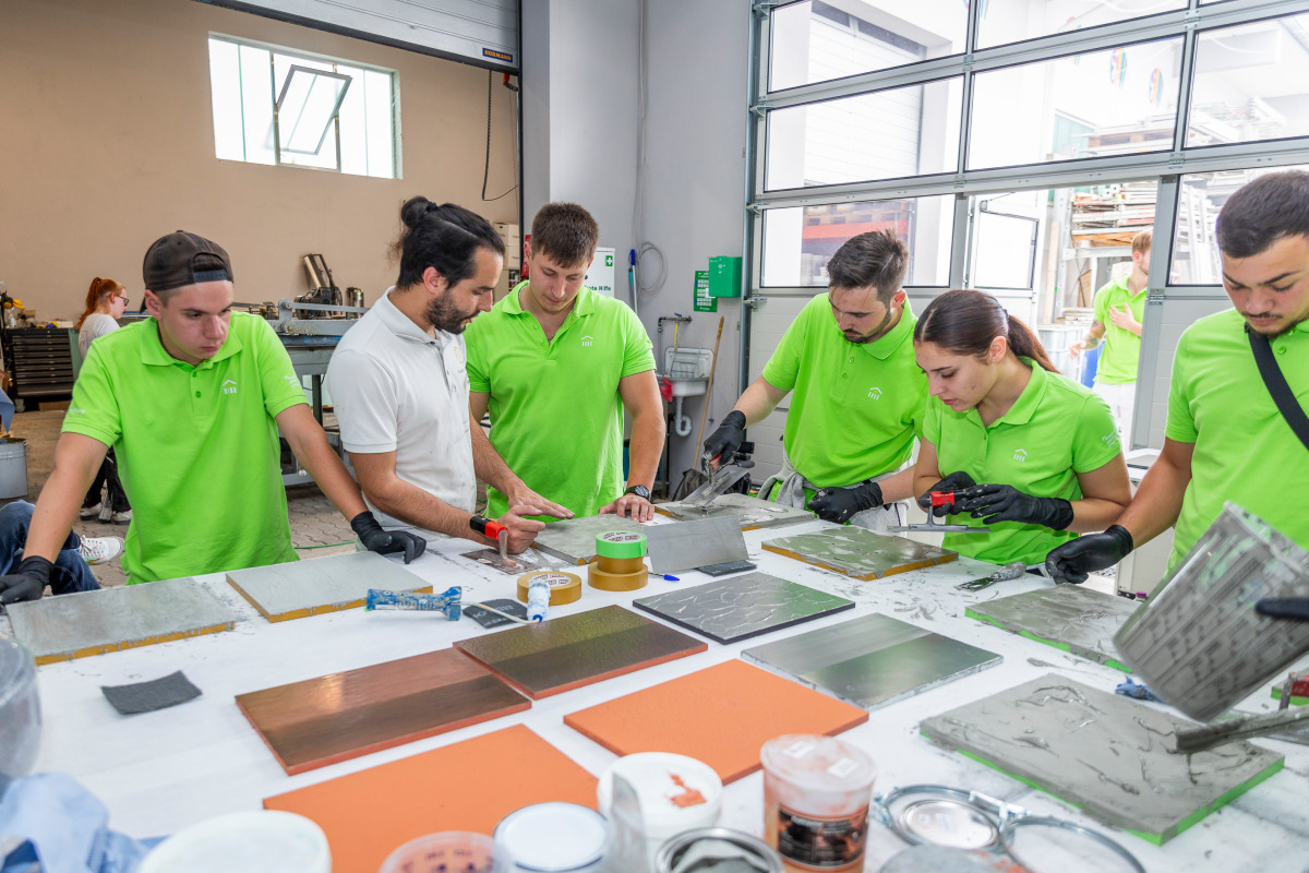 Ein Team aus erfahrenen und leidenschaftlichen Profis brachte den jungen Handwerkerinnen und Handwerkern die Arbeit mit historischen und modernen Metallbeschichtungstechniken näher und gab ihnen nützliche Tipps und Kniffe an die Hand