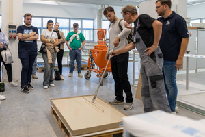  Unter Anleitung der Knauf-Boden-Experten Michael Baumann und Patrick Radant konnten die Teilnehmer selbst Hand anlegen beim Ausbringen von Fließestrich.  