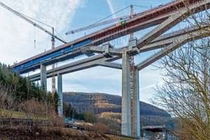  Aktuelle Gerüst- und Schalungsprojekte wie die 85 m hohe Filstalbrücke machen die Wissensvermittlung in den Online-Seminaren anschaulich und praxisnah. 