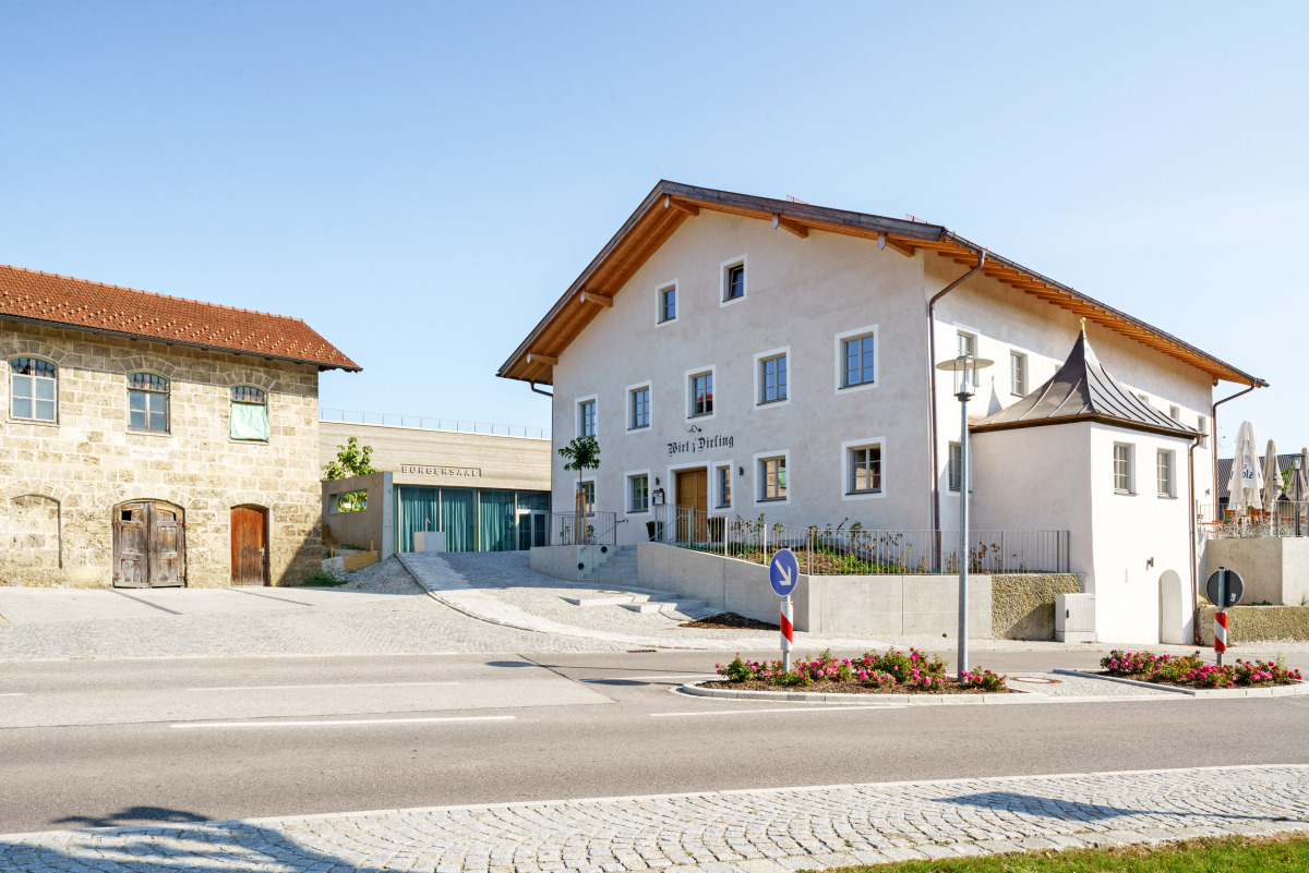 Der neue Bürgersaal nimmt sich gegenüber dem historischen Gasthof zurück. Im Vordergrund links im Bild das inzwischen sanierte Kellerhaus