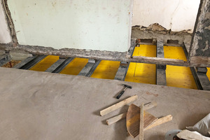  Die bauzeitliche Holzwand vor der Betonage, unterstützt durch ein Trägerrost aus Stahl 