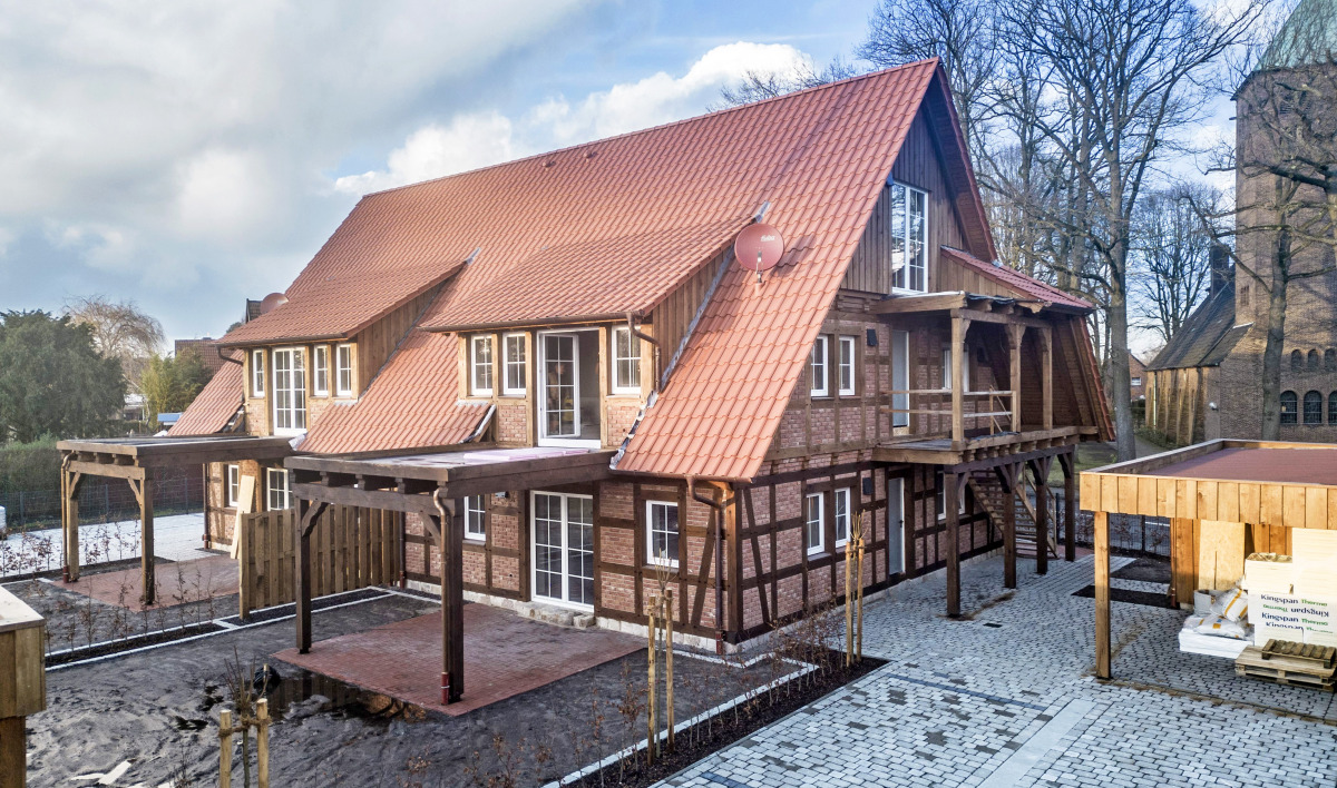 In Brock, einem Ortsteil der Gemeinde Ostbevern im Kreis Warendorf, entsteht eine Siedlung mit Fachwerkhäusern nach historischem Vorbild