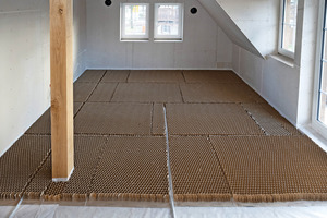  Wegen des geforderten erhöhten Trittschallschutzes wurde vor der Verlegung der Fußbodenheiz-Elemente ein Waben-Dämmsystem eingebaut 