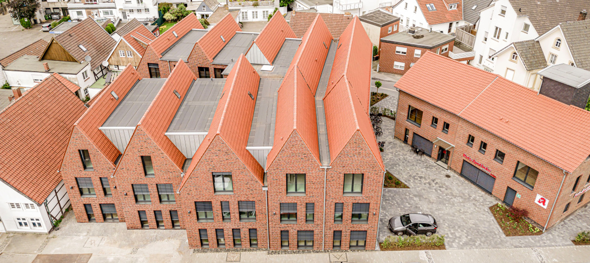 Der Neubau ist nach außen hin in fünf Giebelhäuser aufgelöst, die über alle Geschosse bis ins Dach hinein untereinander verbunden sind