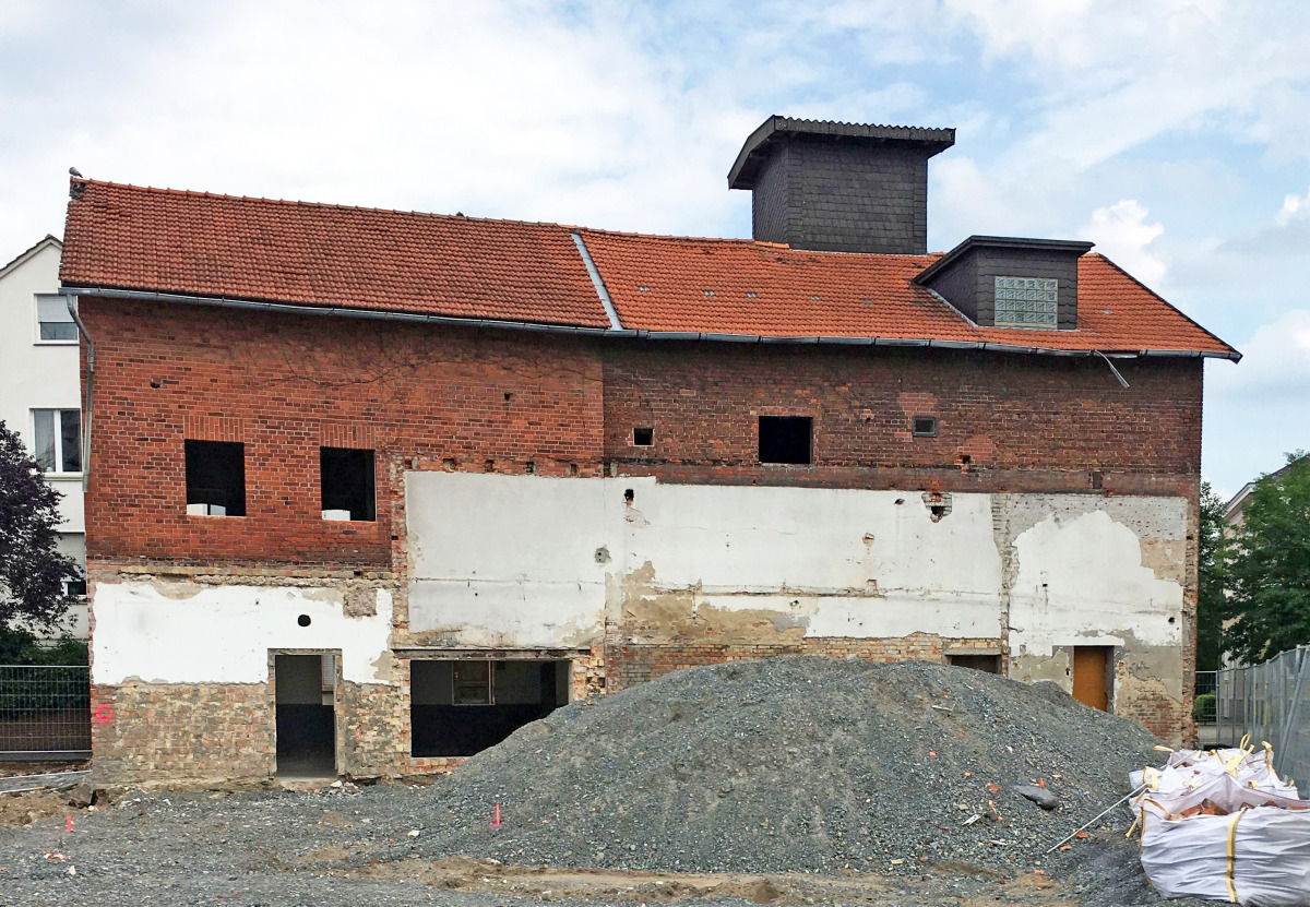 Das von Anbauten befreite Brennereigebäude vor dem Umbau