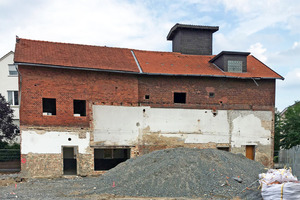  Das von Anbauten befreite Brennereigebäude vor dem Umbau 