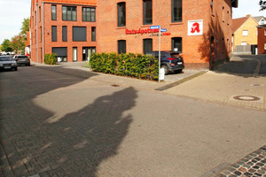  In der ehemaligen Brennerei Pott-Hartwig in Rheda-Wiedenbrück befindet sich heute im Erdgeschoss eine Apotheke und im Obergeschoss zwei Wohnungen. Im Hintergrund der Ziegelneubau des Ärztehauses 