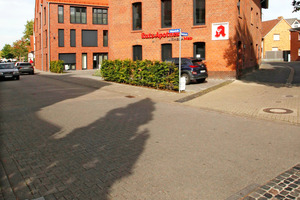  In der ehemaligen Brennerei Pott-Hartwig in Rheda-Wiedenbrück befindet sich heute im Erdgeschoss eine Apotheke und im Obergeschoss zwei Wohnungen. Im Hintergrund der Ziegelneubau des Ärztehauses 
