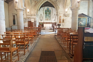  Blick in den Innenraum der Kirche in Richtung Altar vor der Sanierung 