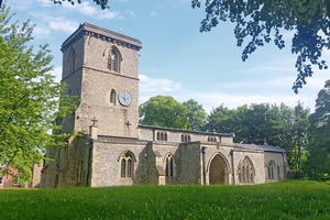  Außenansicht der Holy Trinity Church in Bledlow. Die Kirche wurde im 12./13. Jahrhundert erbaut und gilt als unverändert 