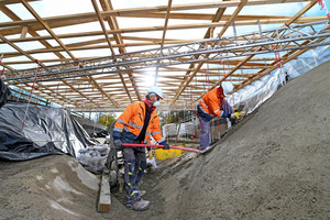  Zum Schutz vor der Winterkälte und der Luftfeuchtigkeit durch Regen und Schnee überdachte man die aktuell bearbeiteten Strecken-Zonen mit beheizten Einhausungen. Nach präzisen Vorgaben aus Vorher-Messungen der Strömungskörper wurden diese nachgeformt 