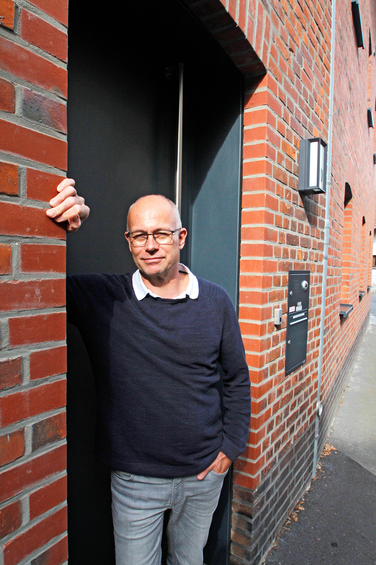 Thomas Wieckhorst, Chefredakteur der bauhandwerk, vor der aus alten Ziegeln wieder aufgemauerten Fassade der ehemaligen Brennerei in Rheda-Wiedenbrück (ab Seite 28)