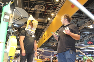  Am Stand von 3M testete Trainer Albrecht Geismann, wie gut der Atemschutz bei seinem Kollegen sitzt 