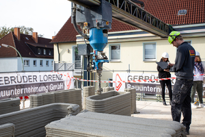  Auf der Erdgeschossdecke werden Teile für den Eingang gedruckt 