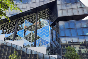  Die dreidimensionale, zerklüftete Fassade des Axel-Springer-Neubaus in Berlin erforderte ein spezielles Seilzugangskonzept für die Wartung und Reinigung 