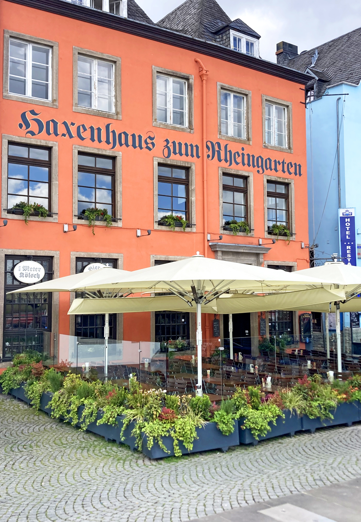 In der Kölner Altstadt lädt das traditionsreiche Haxenhaus zum Rheingarten seit über 30 Jahren zu Genuss, Gastlichkeit und Geschichte ein