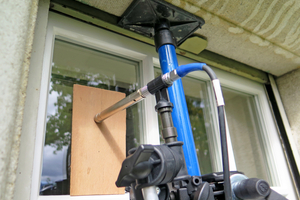  Messaufbau zur Bestimmung des Schalldämmmaßes eines Fensters: Einstellen eines Abstands von 3 mm zwischen Mikrofon und Verglasung mit einem Abstandshalter     